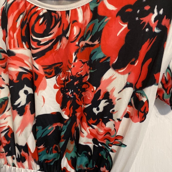 Ladies flowing floral midi dress with pockets. Soft material size small EUC - Picture 2 of 7